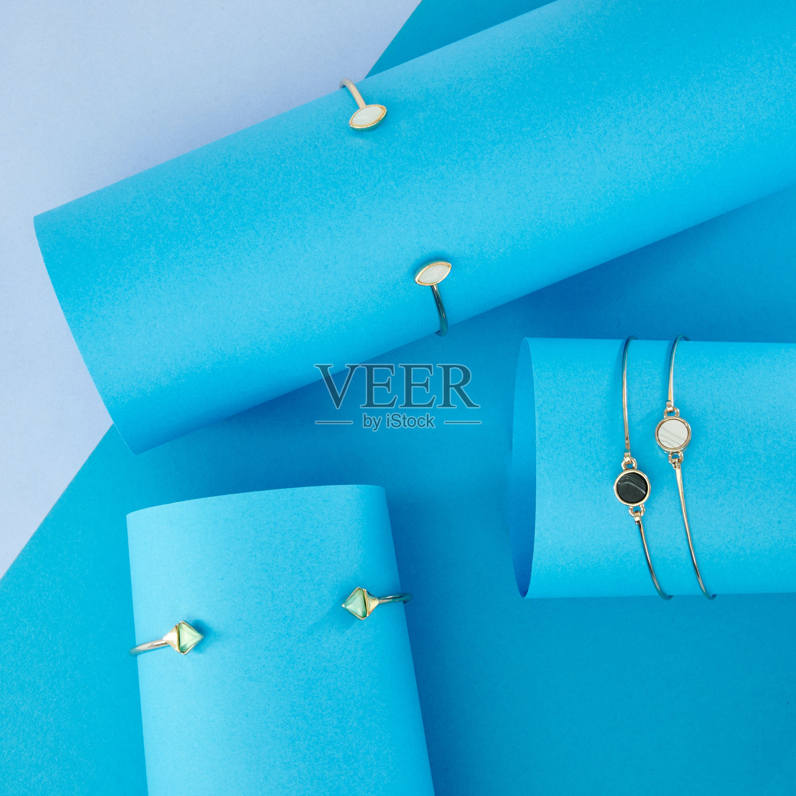 俯瞰美丽精致的手镯在蓝色显示圆筒照片摄影图片