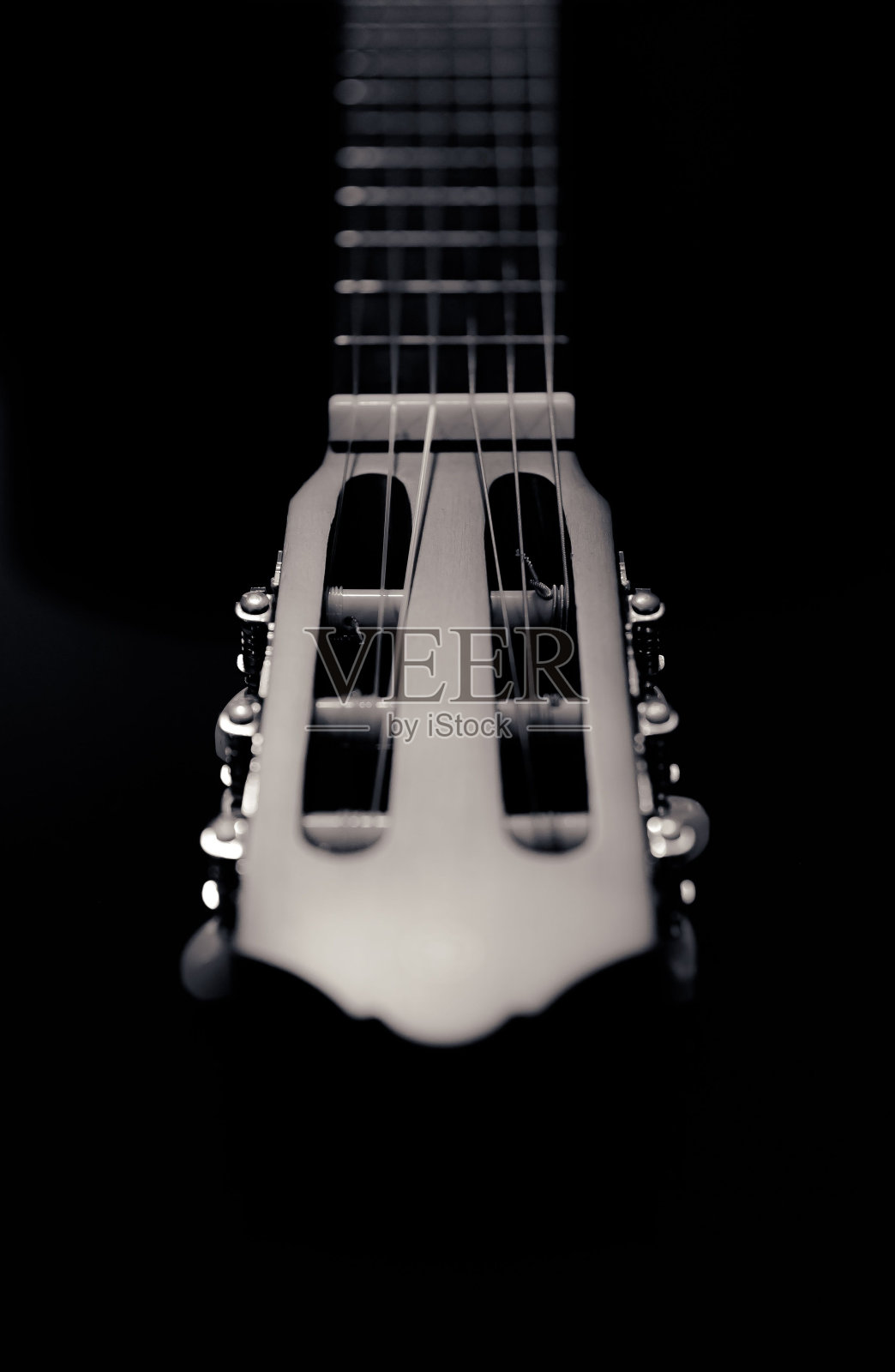 白色电吉他在黑暗中的床头垂直特写照片摄影图片