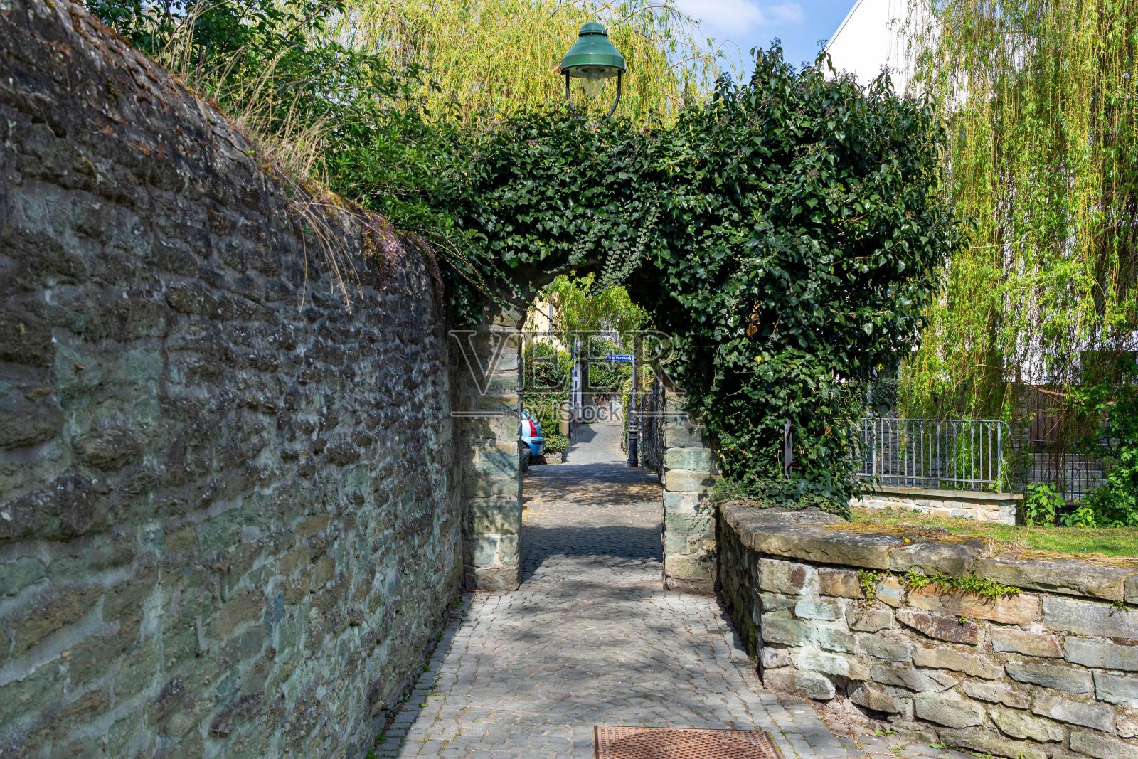 德国纽维德老城街道上的拱门照片摄影图片