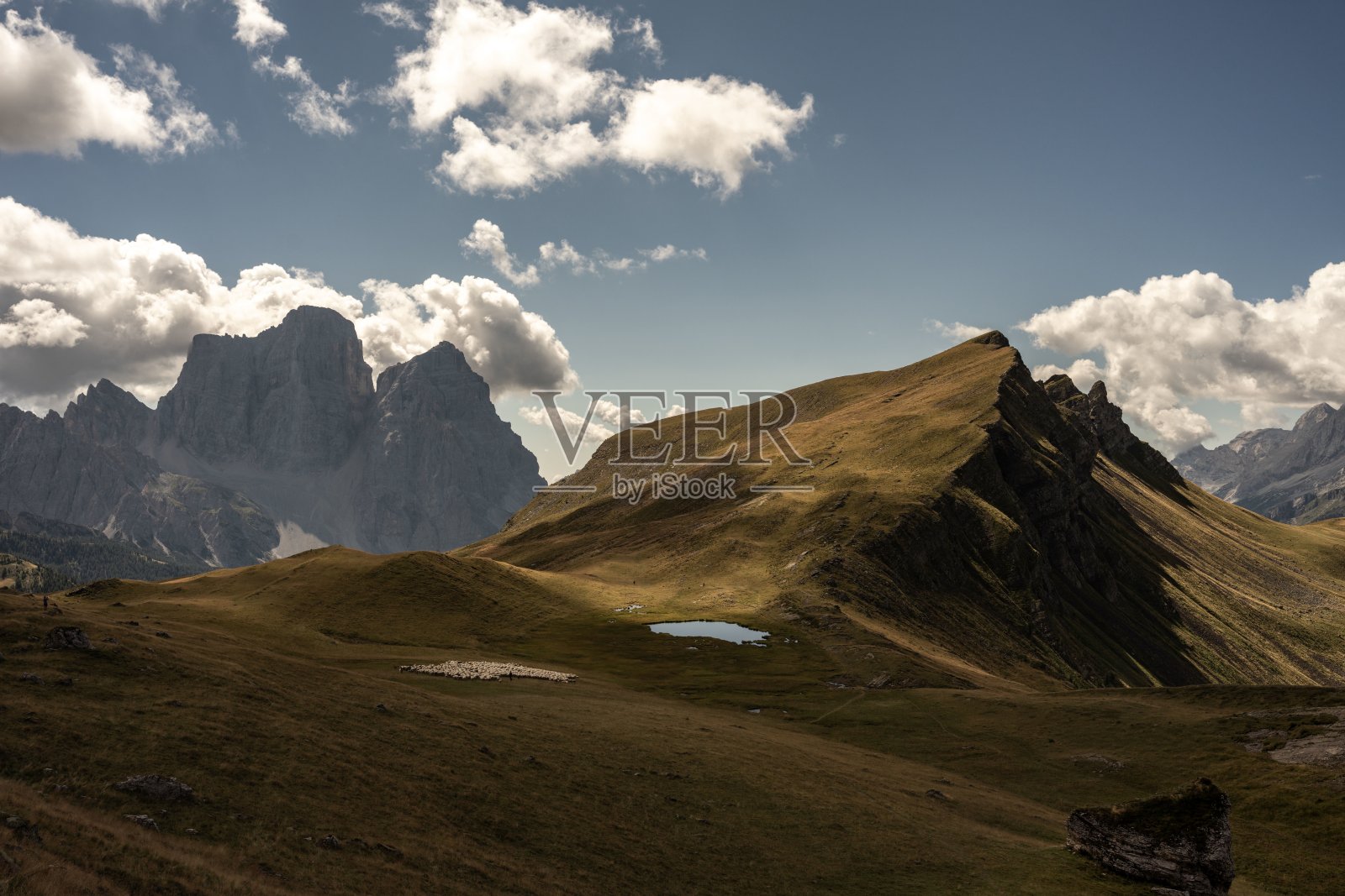 意大利的白云石山上覆盖着绿色的草地照片摄影图片