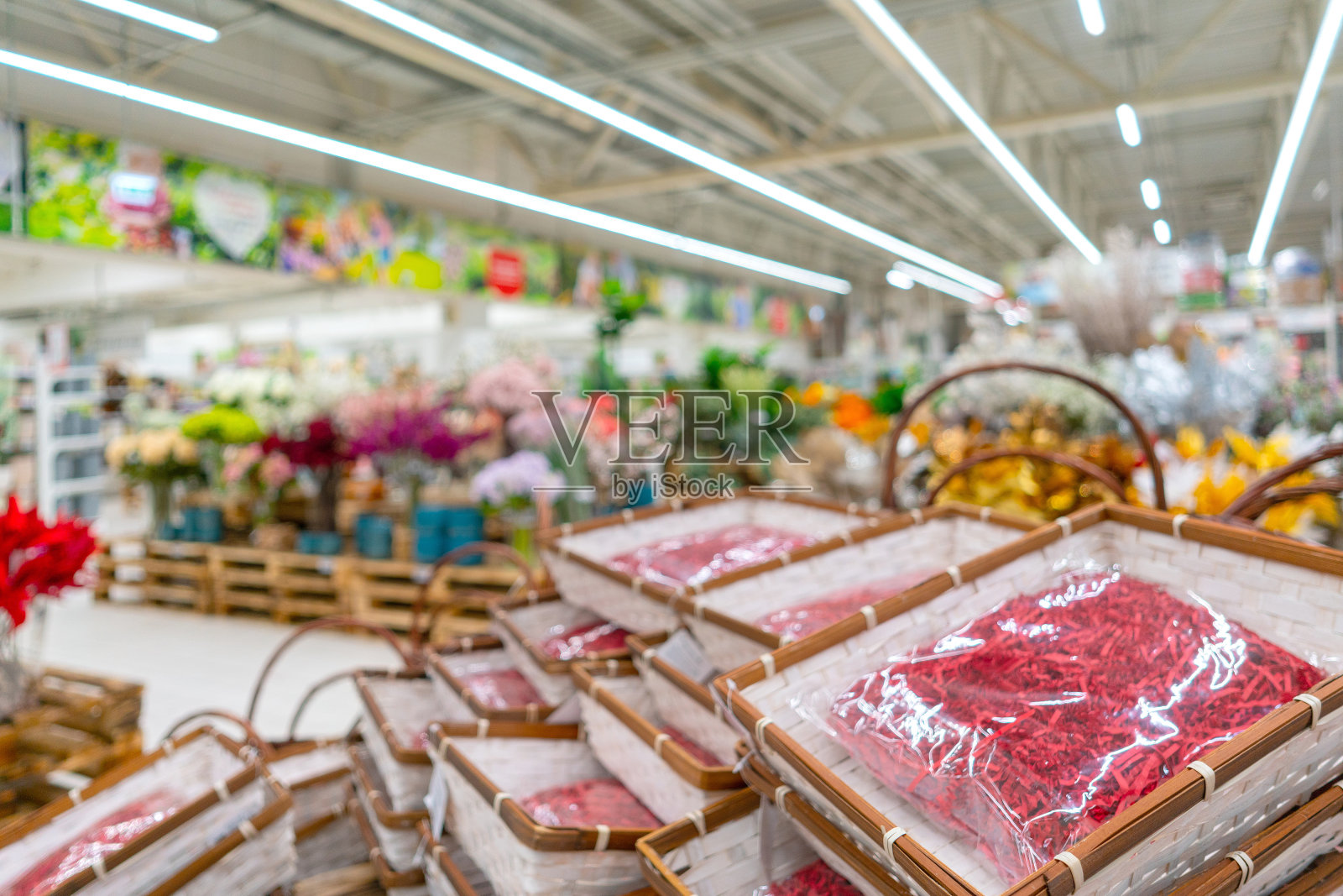 模糊的超市背景。照片摄影图片