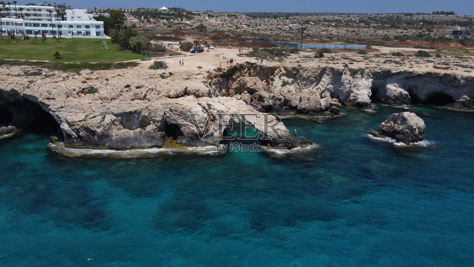 鸟瞰布满酒店和建筑的沙滩，映衬着蓝绿色的大海照片摄影图片