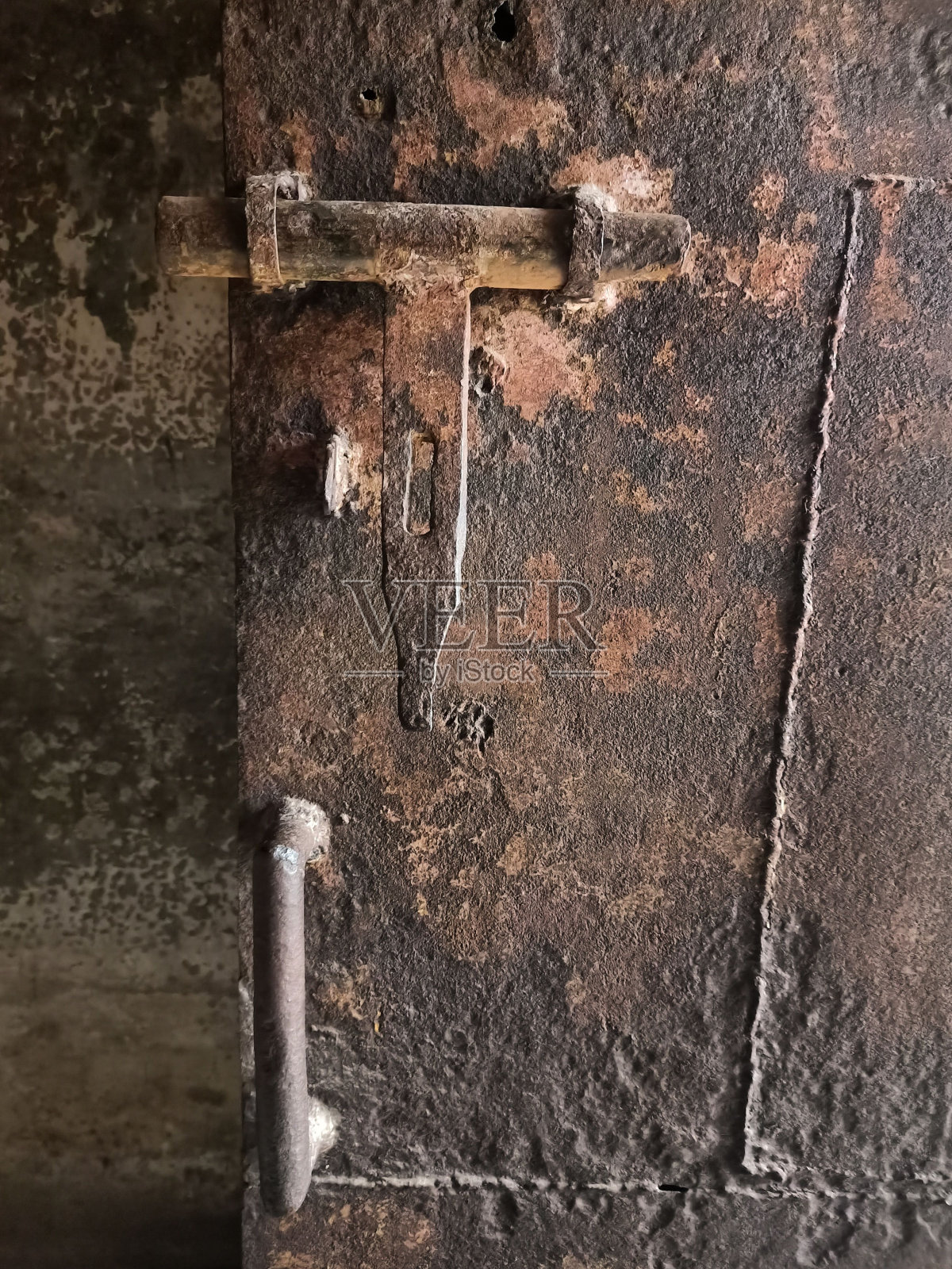 垂直拍摄生锈的金属门锁照片摄影图片