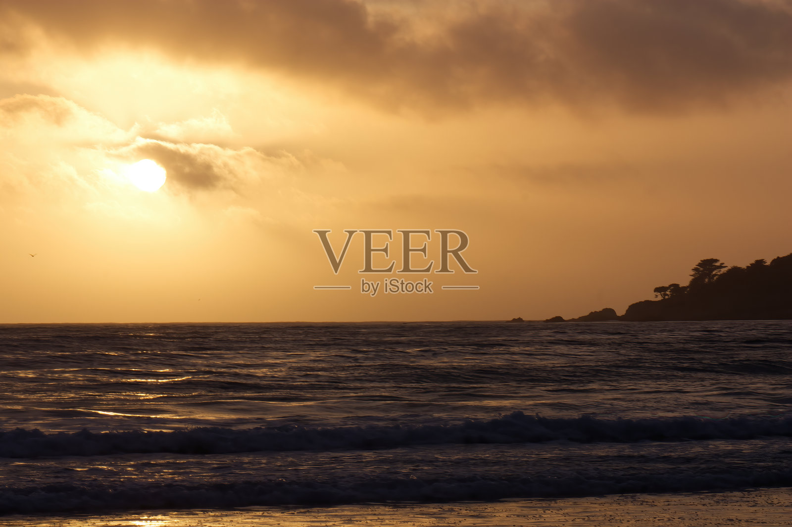 加州北部日落前的天空和大海照片摄影图片