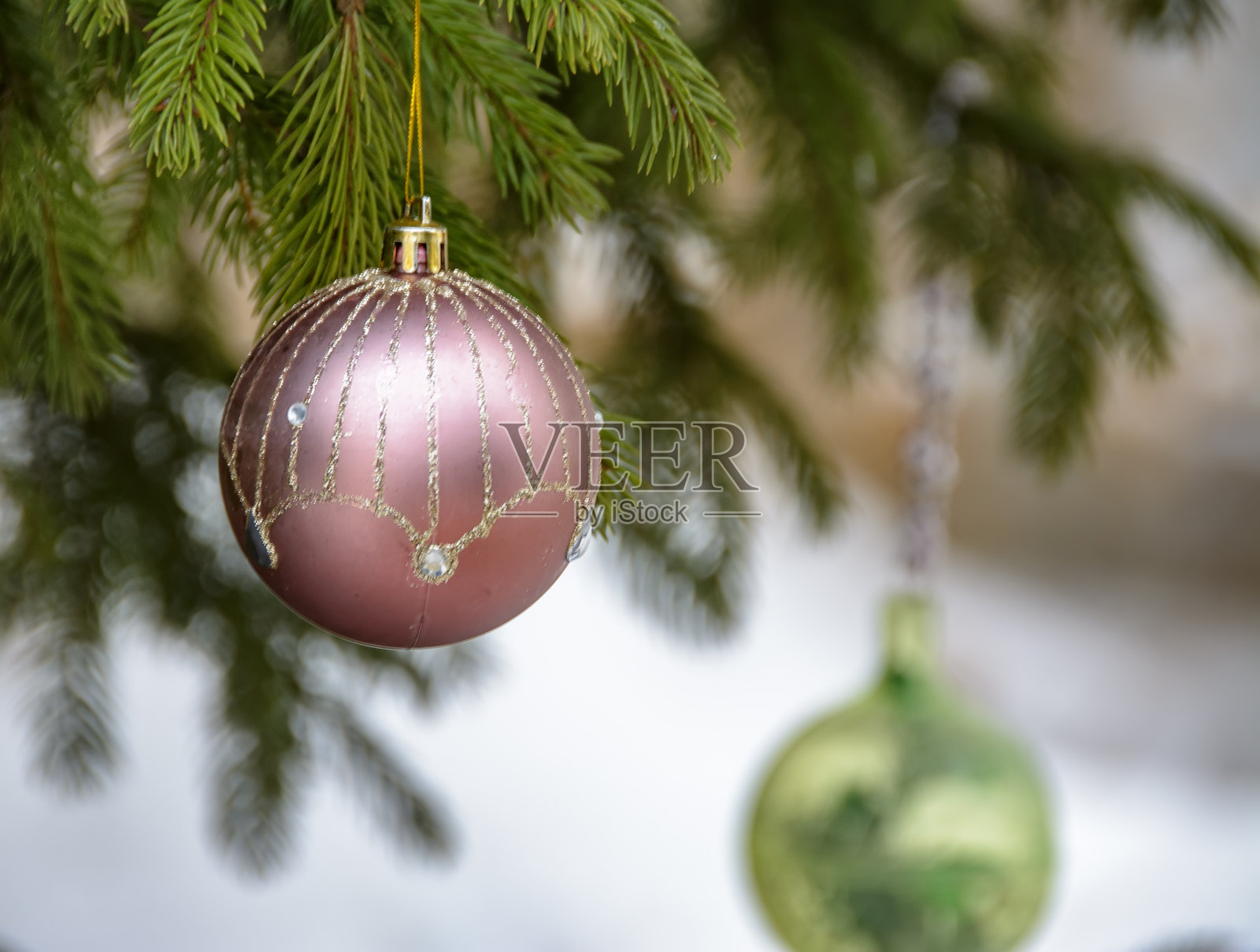 彩球:新年前用彩球装饰的云杉树枝照片摄影图片