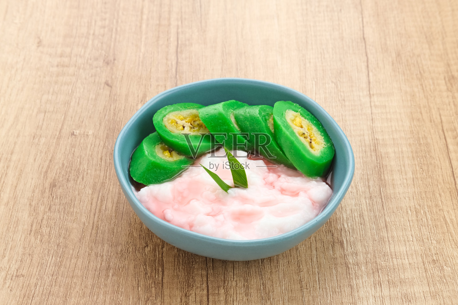 Es Pisang Ijo，来自印尼南苏拉威西岛望加锡的传统甜点照片摄影图片