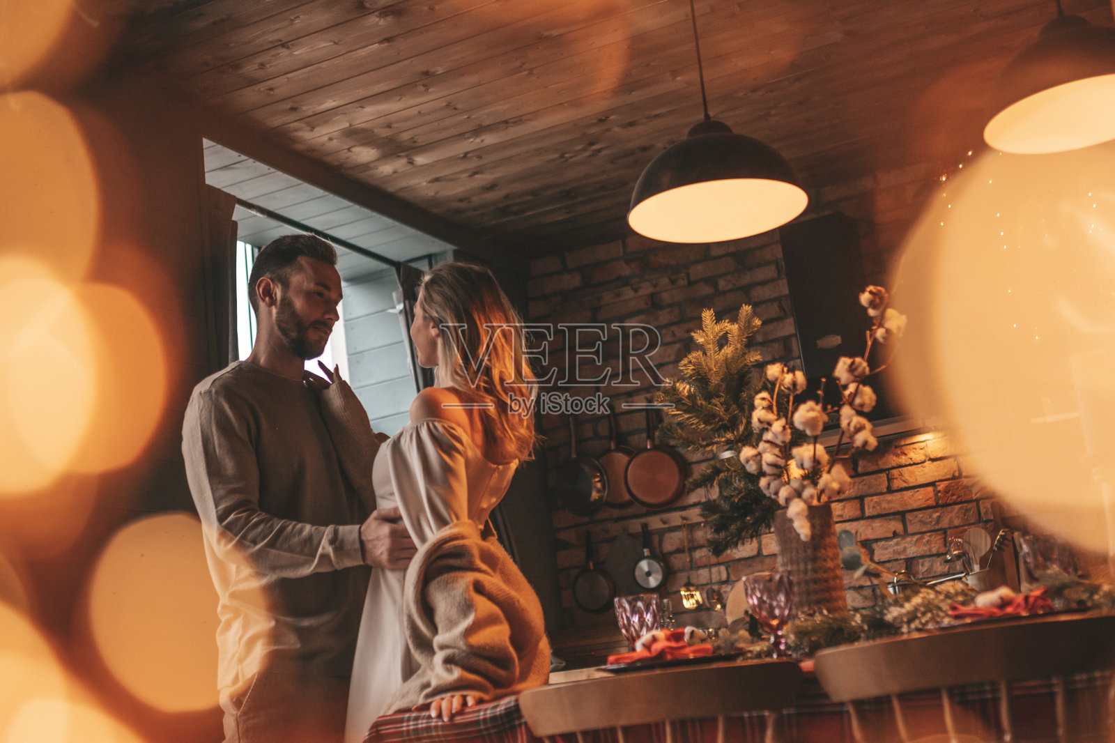偷拍真实的幸福夫妇一起花时间在木制小屋的圣诞装饰照片摄影图片