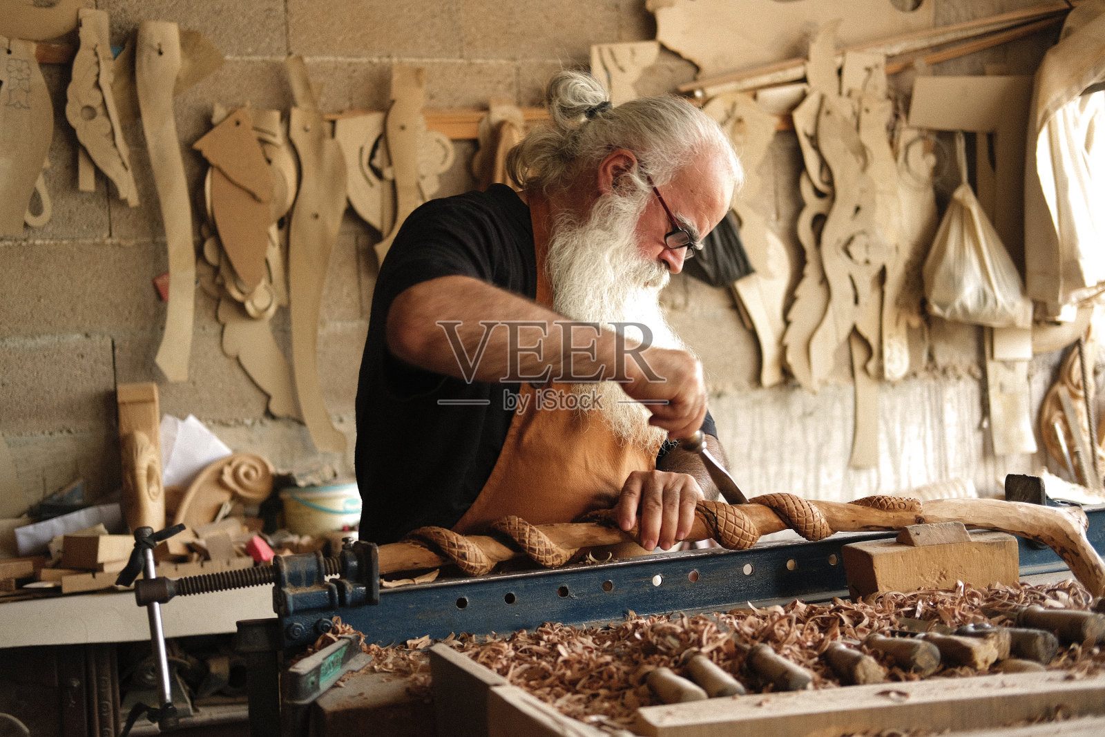 工匠的手在木工工作台上用手凿雕刻照片摄影图片