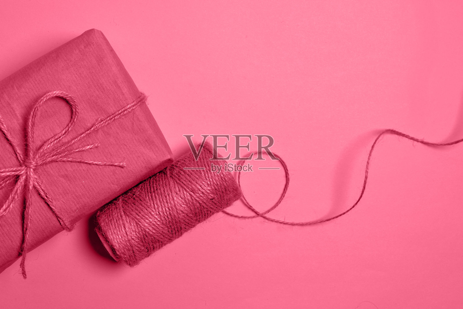 包装顺序为2023色，品红色。展示2023年洋红色万岁的颜色。使用可循环再造物料照片摄影图片