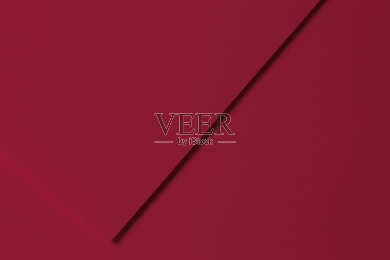 创意抽象万岁洋红色彩色纸背景。纯色几何线条和形状。俯视图照片摄影图片