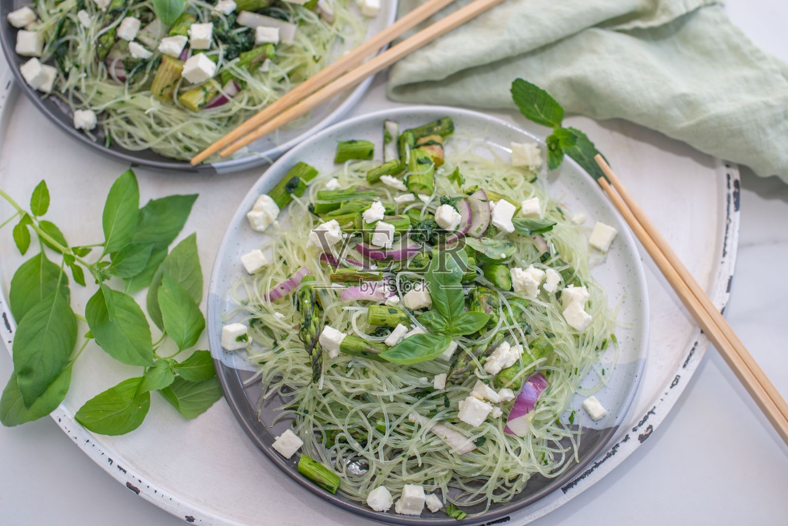 白色盘子里的粉条蔬菜沙拉照片摄影图片