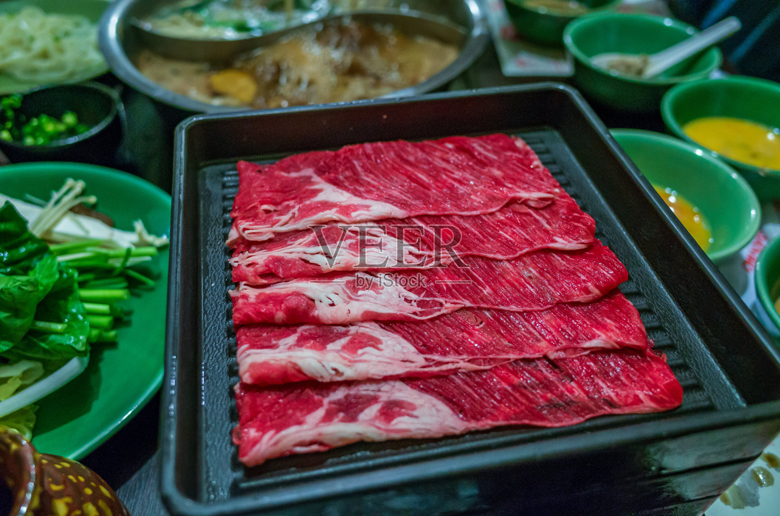 牛肉和涮锅照片摄影图片