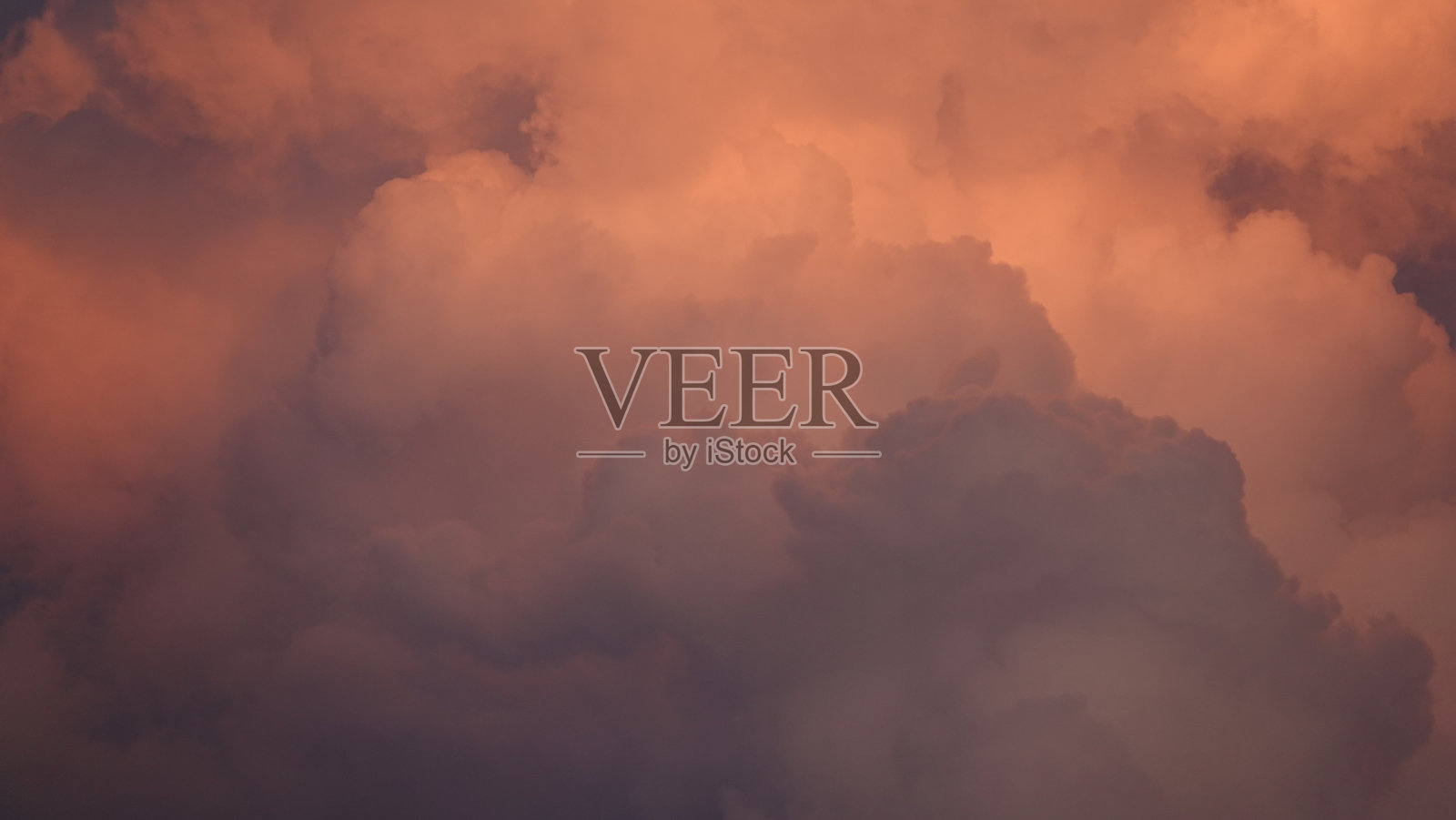 天上挂着大片的云，有红的、白的、深红色的照片摄影图片