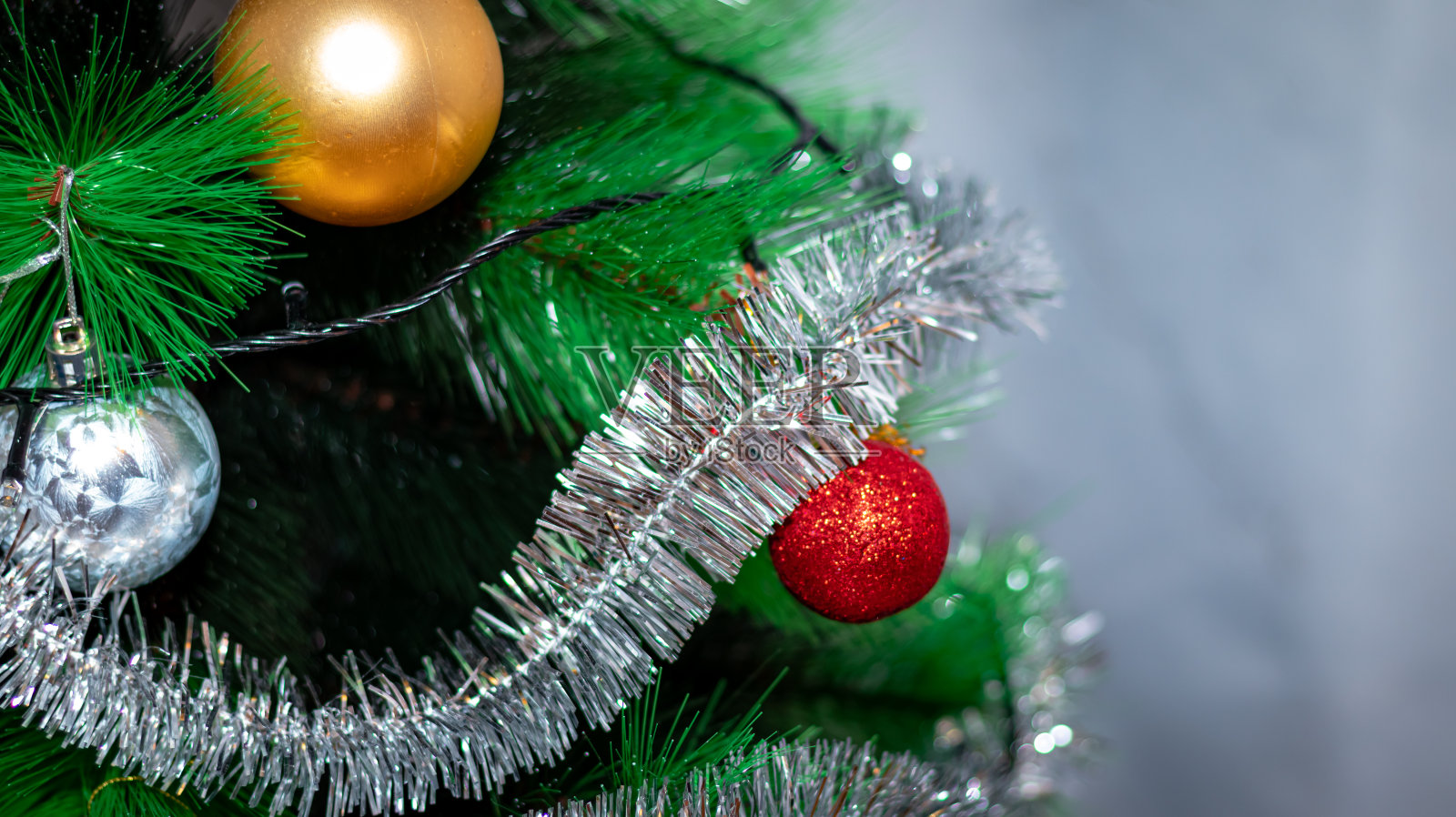 带花环的圣诞树装饰球照片摄影图片