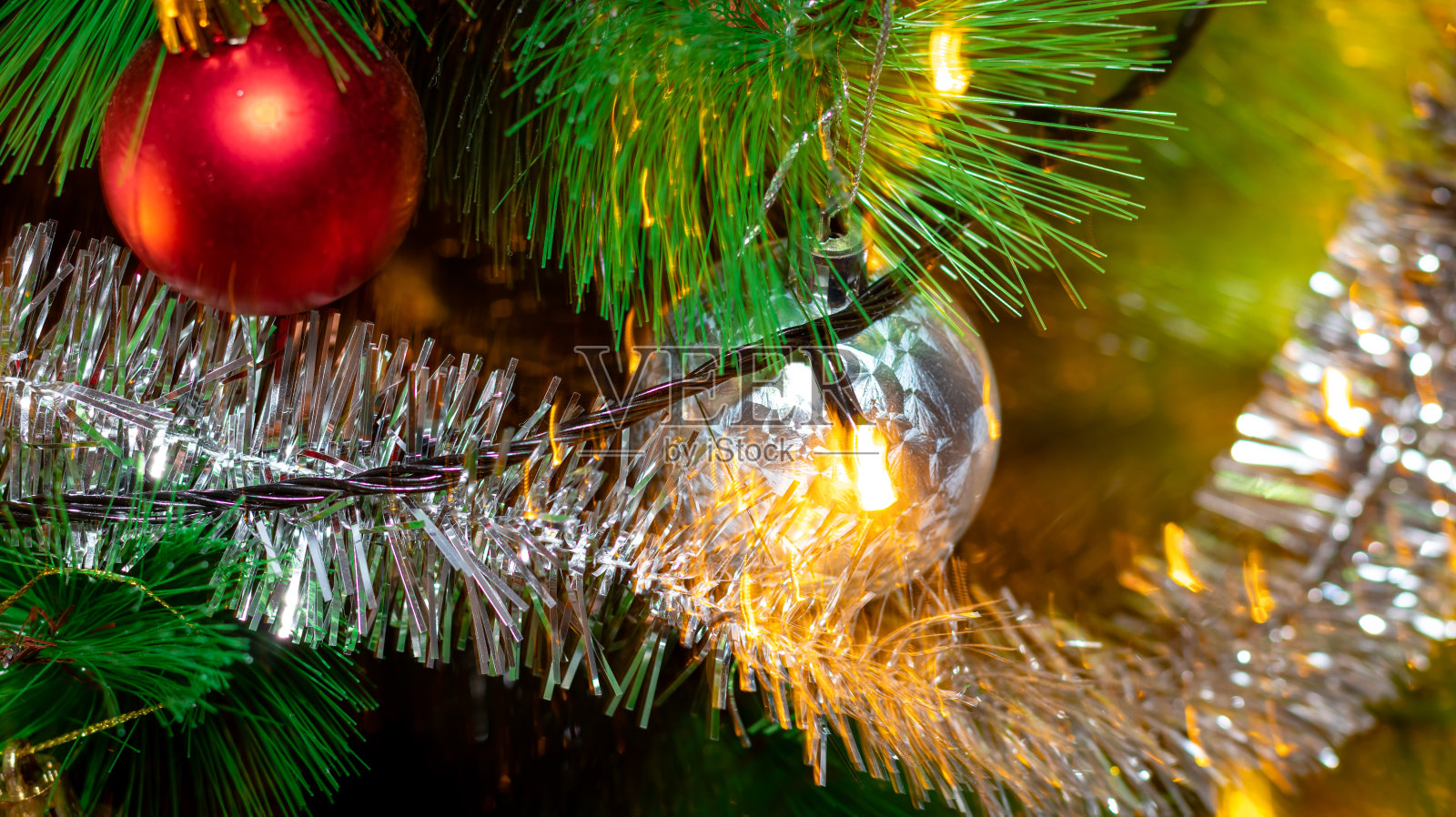 带花环的圣诞树装饰球照片摄影图片