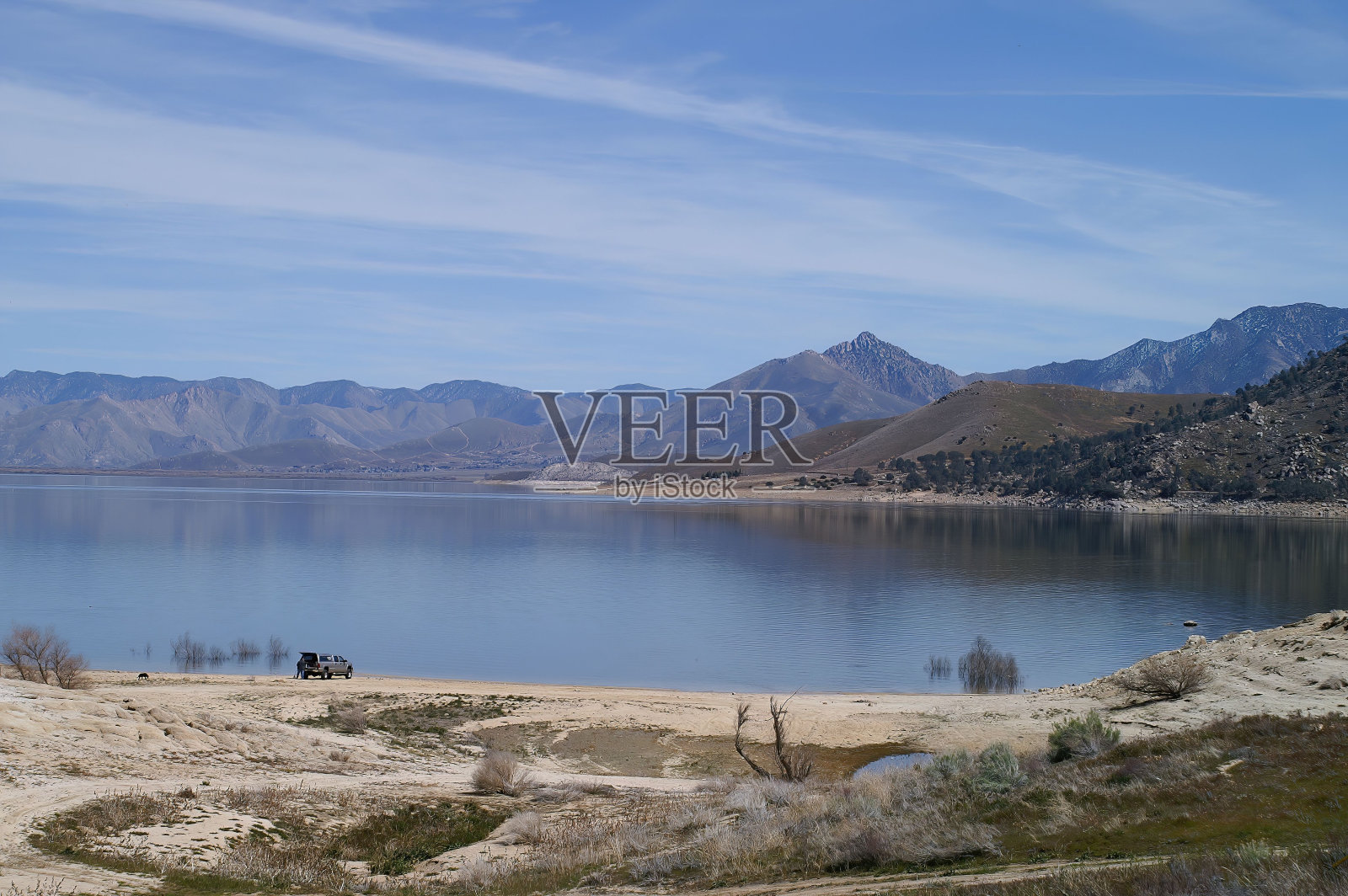 低角度的加州中部与湖泊和山脉阳光照亮的天空背景照片摄影图片