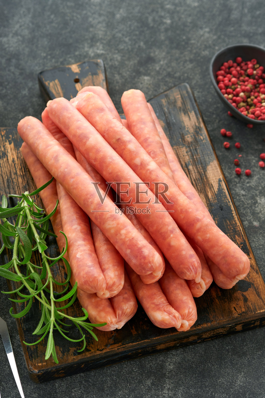 肉类，牛肉香肠。生烧烤香肠与香料，蔬菜和食材烹饪在黑色背景。前视图。副本的空间。啤酒节菜单概念。照片摄影图片