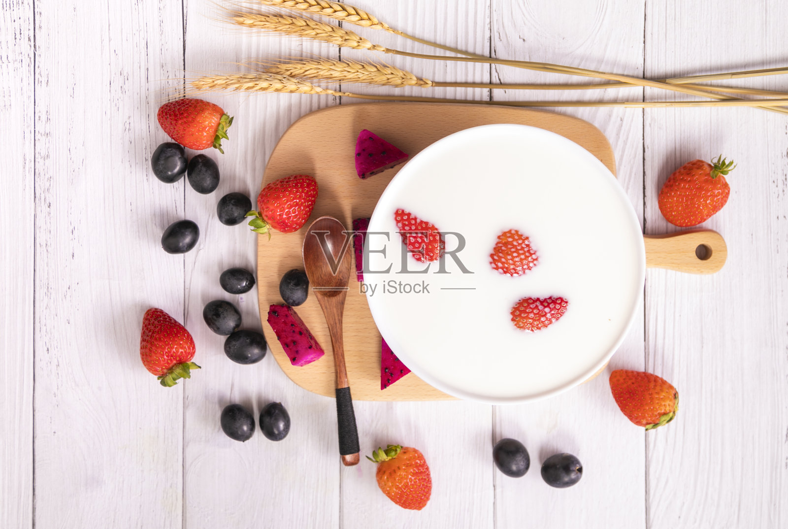 酸奶和草莓水果放在碗里照片摄影图片