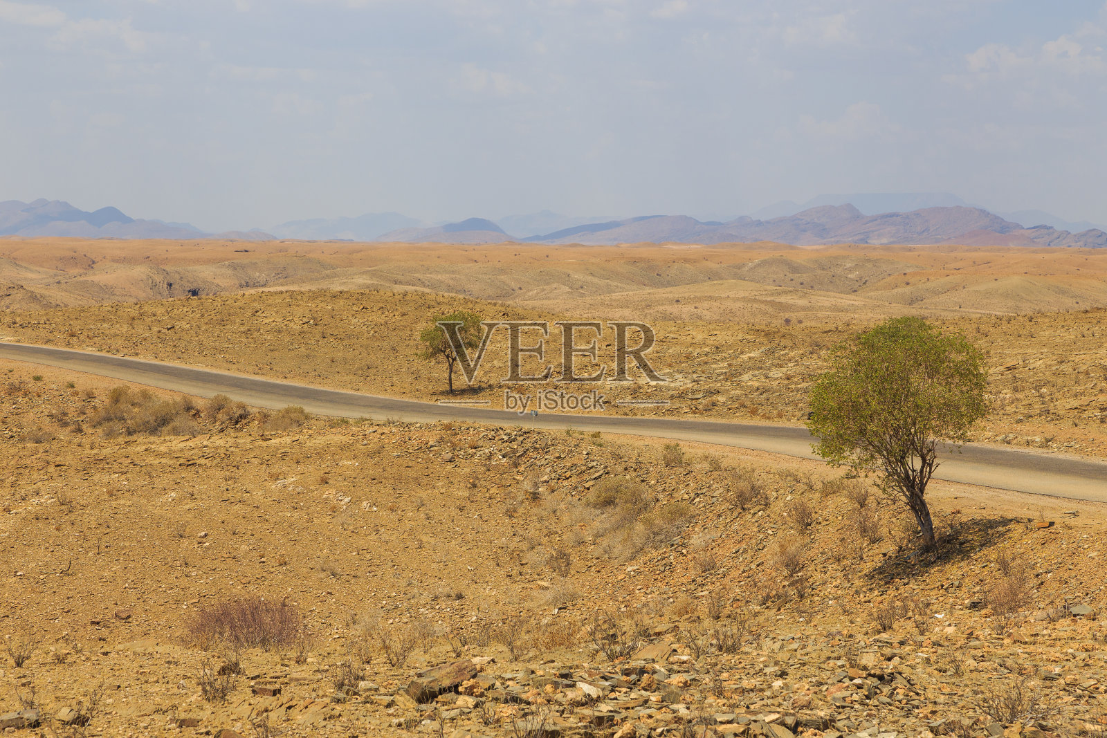 沿着碎石路的纳米比亚景观。纳米比亚-纳克卢夫特国家公园。照片摄影图片