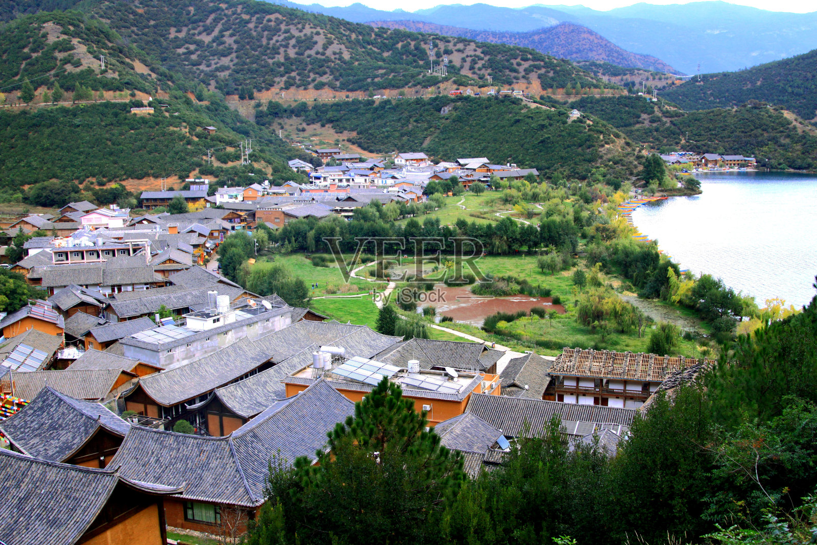 2017年11月里格村。房子越来越拥挤了照片摄影图片