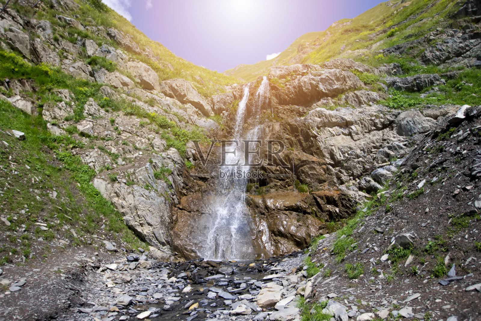 美丽的瀑布在山上与蓝天瀑布在热带高地。照片摄影图片