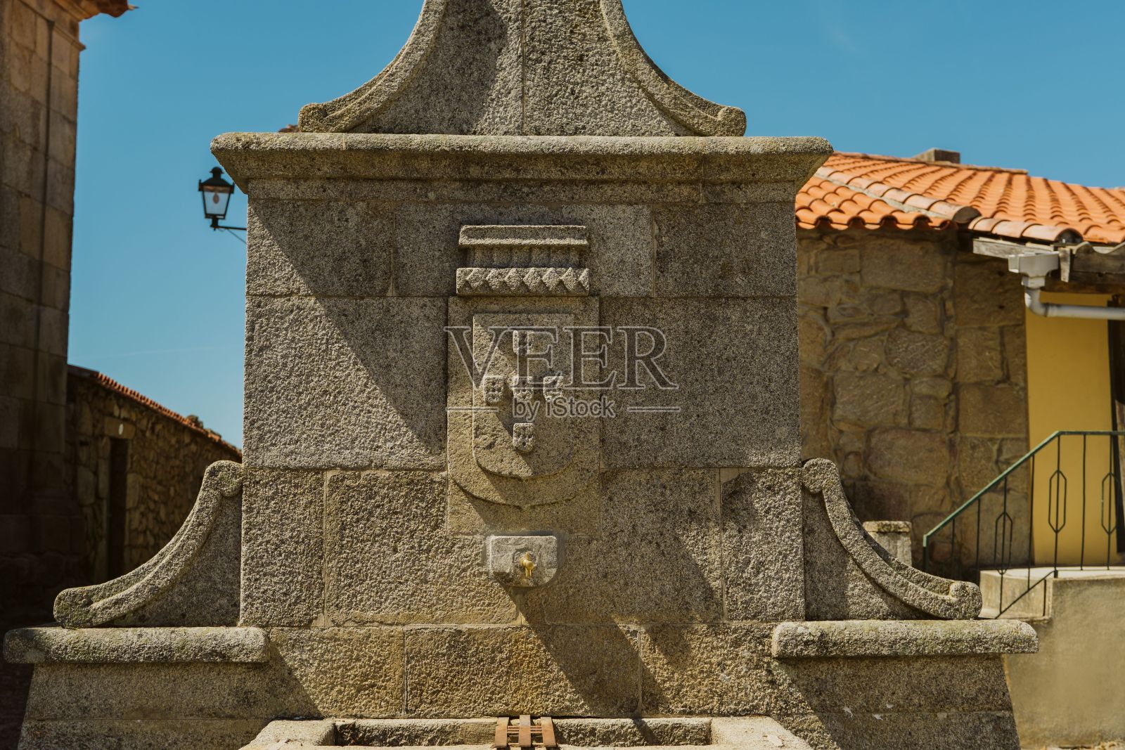 葡萄牙卡斯特罗门多的古老水龙头照片摄影图片