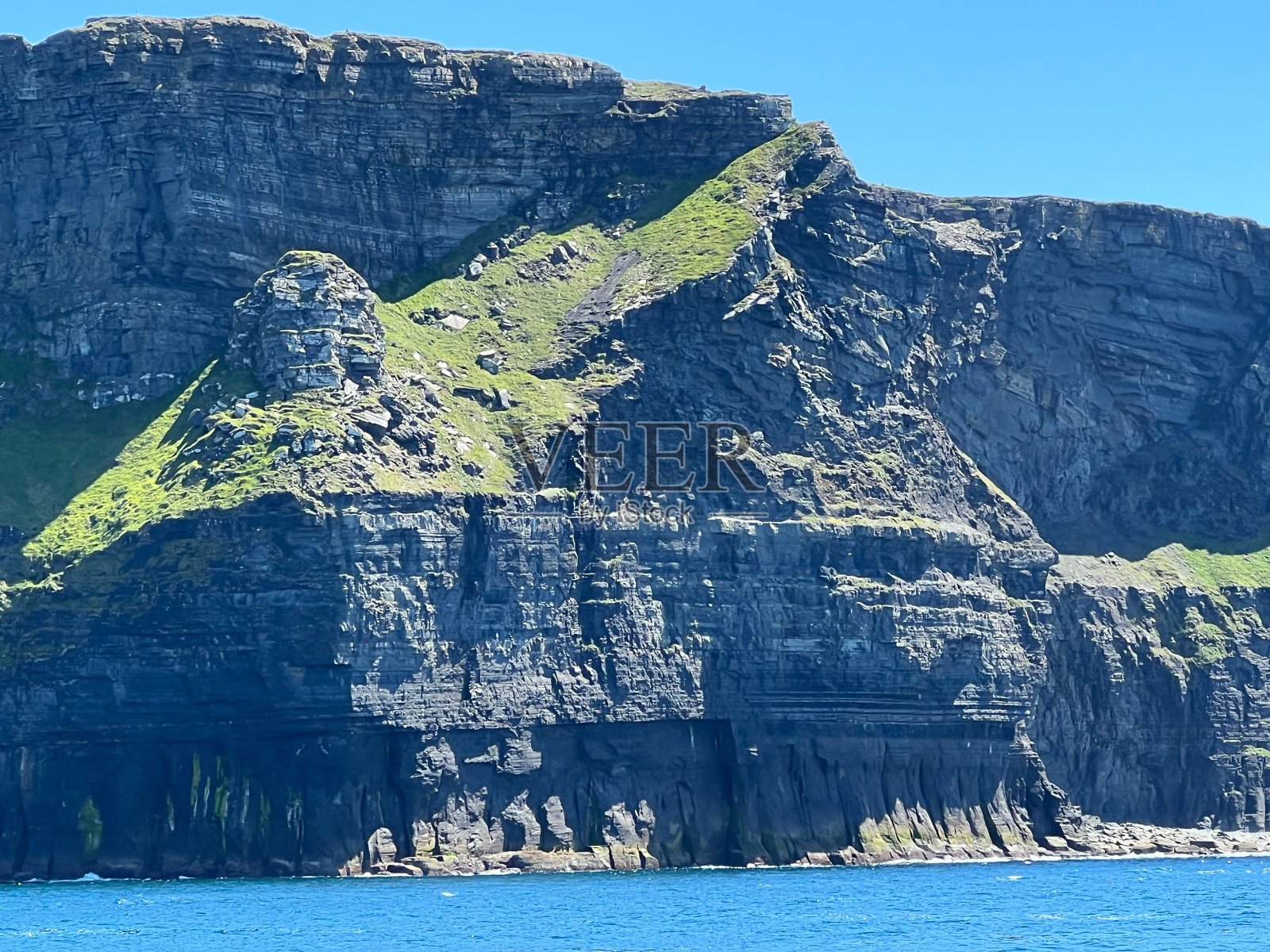晴空万里，爱尔兰莫赫悬崖的鸟瞰图照片摄影图片