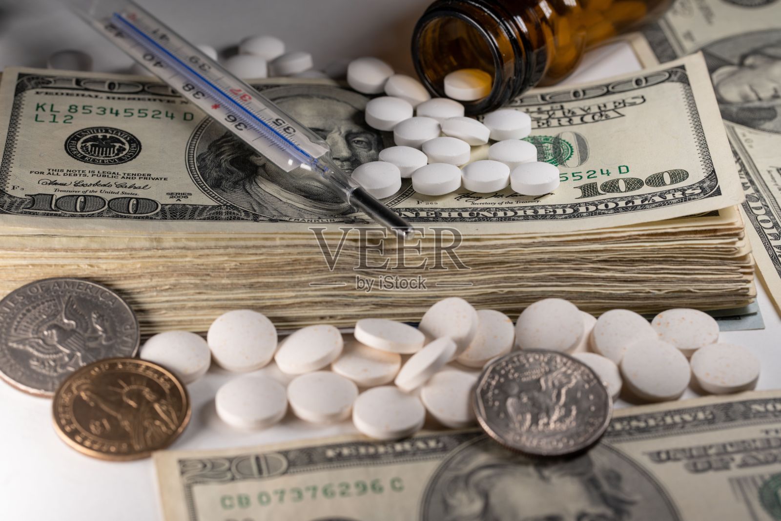 美元钞票、硬币和药片的特写镜头显示了保持健康的成本照片摄影图片