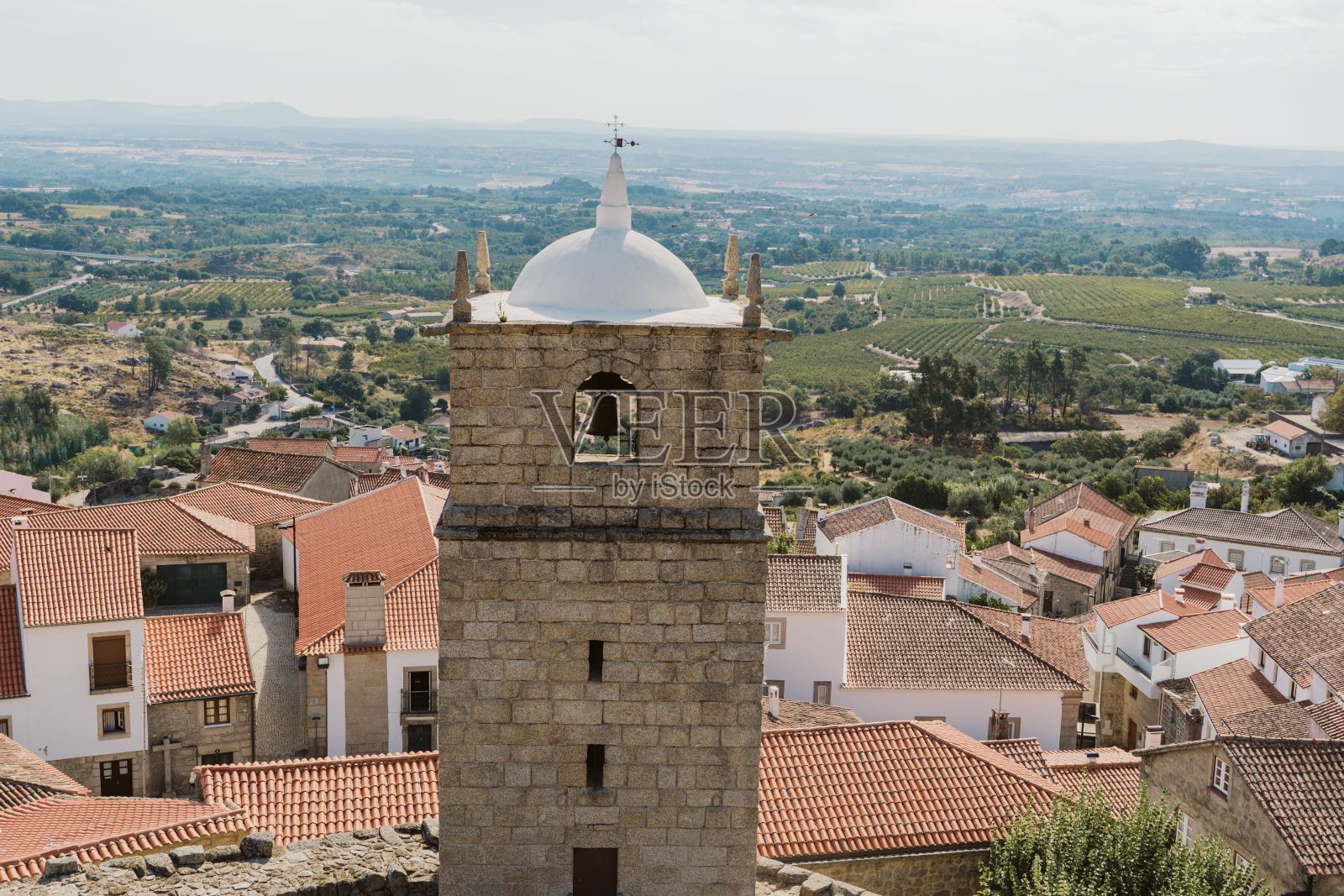 低角度的卡斯特诺沃阳光下多云的天空城市景观背景葡萄牙照片摄影图片