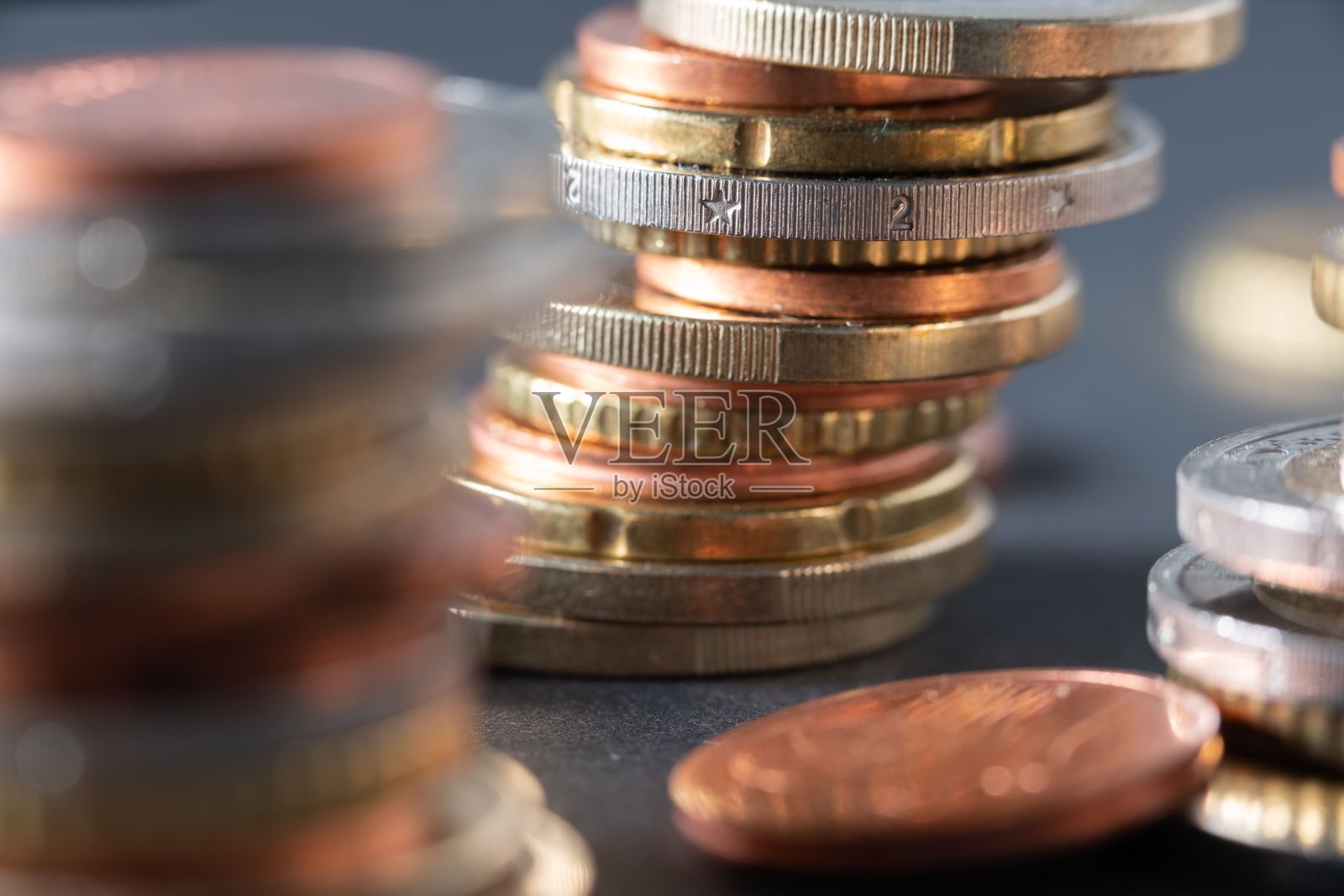 近距离拍摄成堆的黄金，白银和青铜欧元硬币照片摄影图片