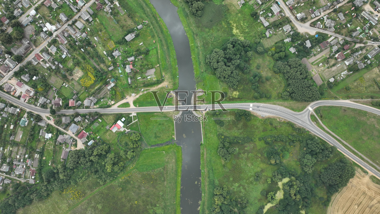 从鸟瞰图中可以看到一条河流从一座城市的桥下流过照片摄影图片