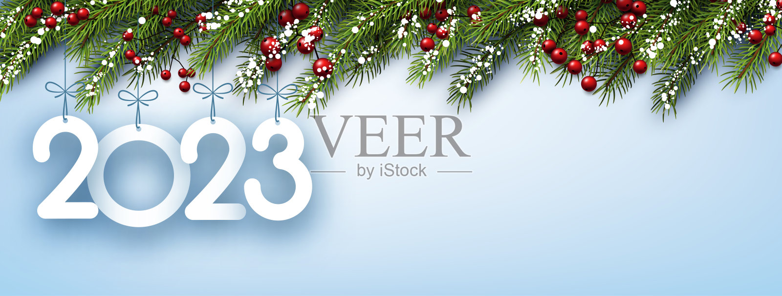 悬挂2023标志与冷杉树枝，红色浆果和雪。插画图片素材