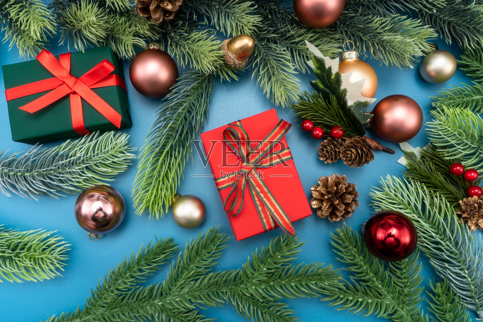 圣诞组成。蓝色背景的节日装饰。照片摄影图片