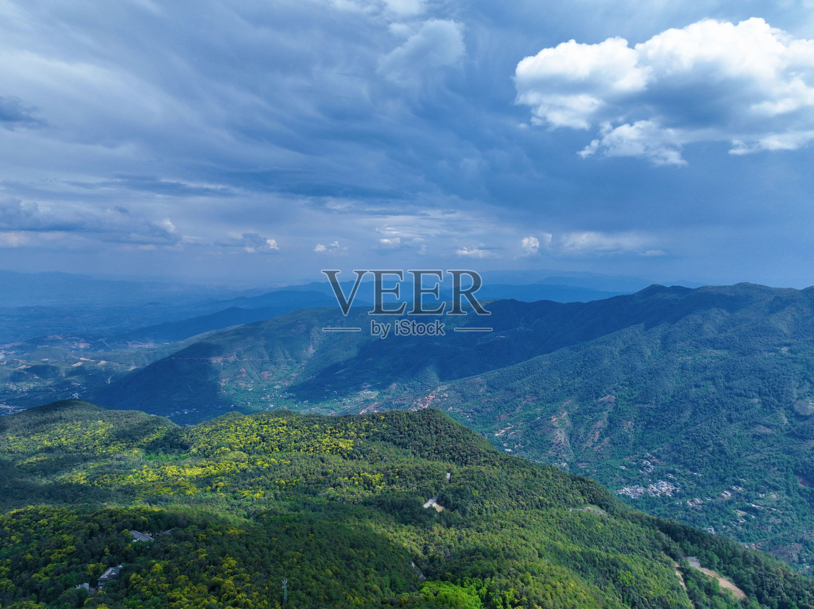 从阿洪山上俯瞰阿尔卑斯山和阴沉多云的天空照片摄影图片