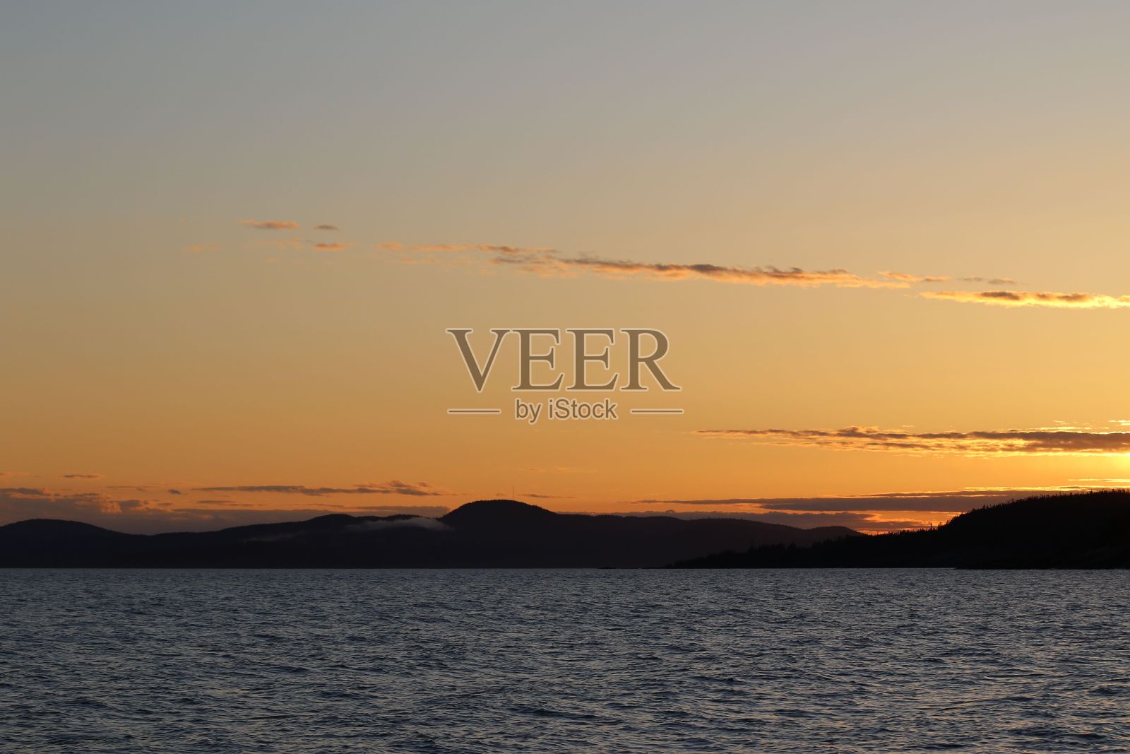 美丽的山景，大海和橙色的日落照片摄影图片