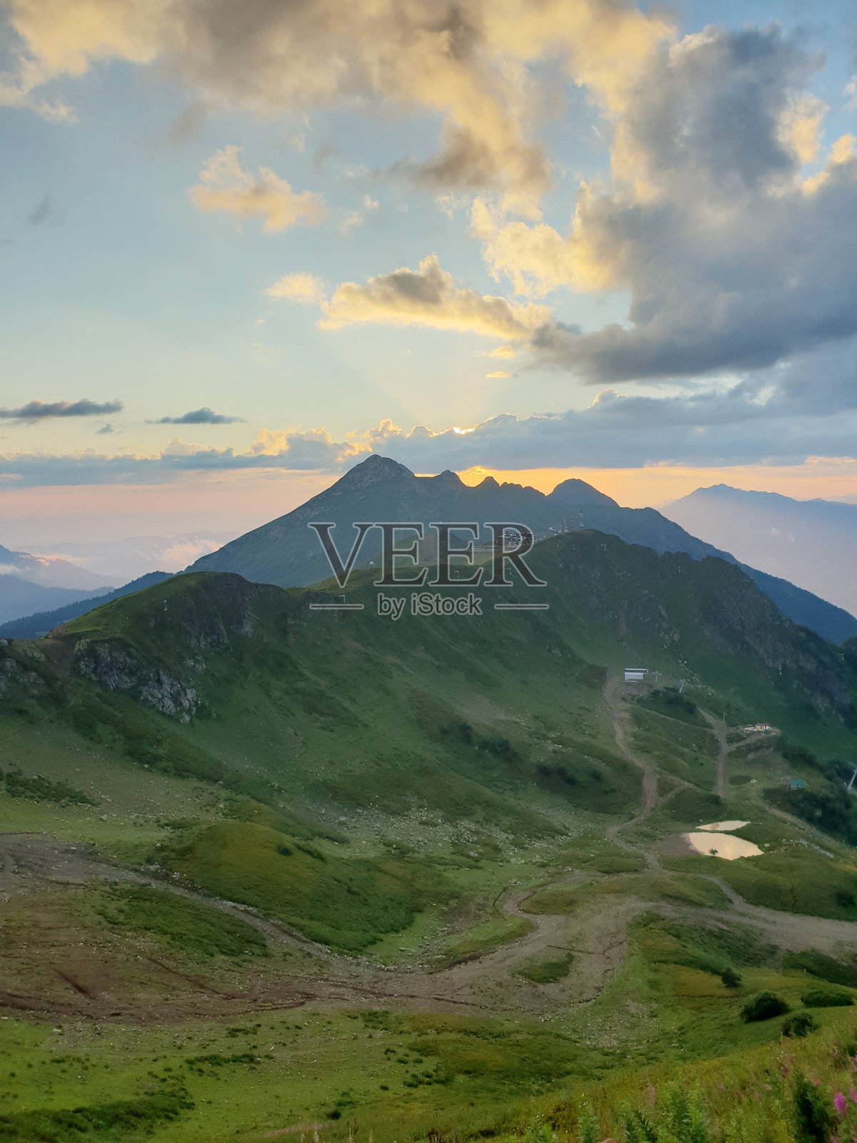 在多云的黄昏天空下，森林覆盖的山脉景观垂直拍摄照片摄影图片
