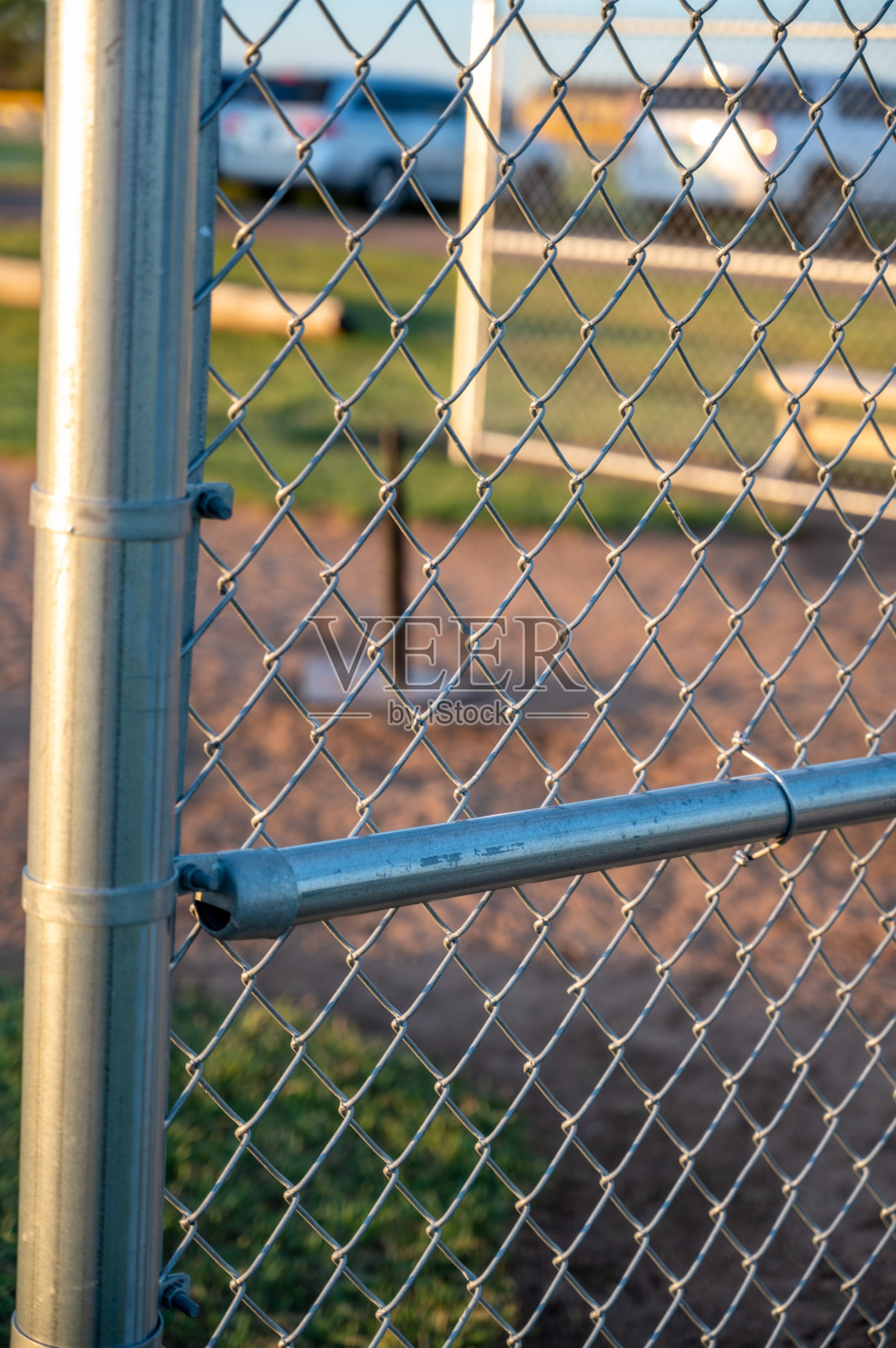 专注于带t球背景的链环围栏照片摄影图片