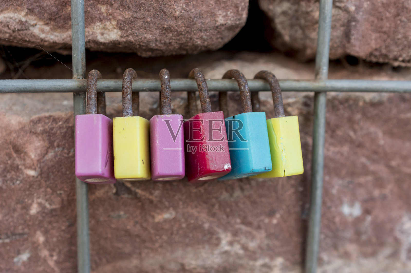 金属锁。一堆锁。心锁。爱的象征照片摄影图片