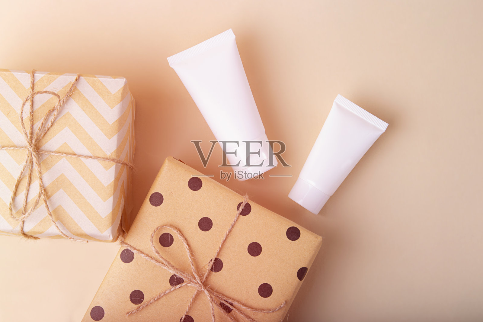 顶视图空白化妆品管与礼品盒附近。节日的概念。照片摄影图片