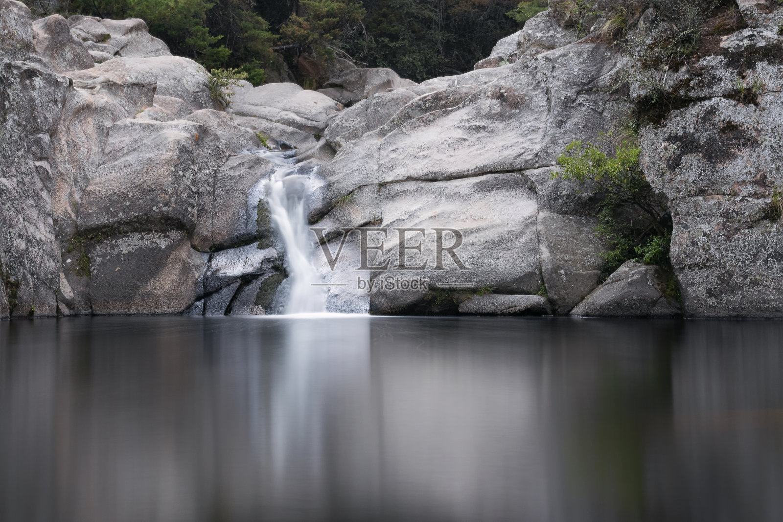 小瀑布和宁静的湖照片摄影图片