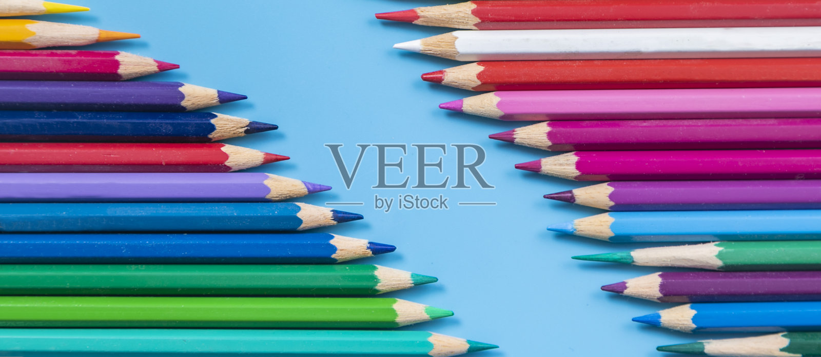 蓝色背景的彩色铅笔照片摄影图片