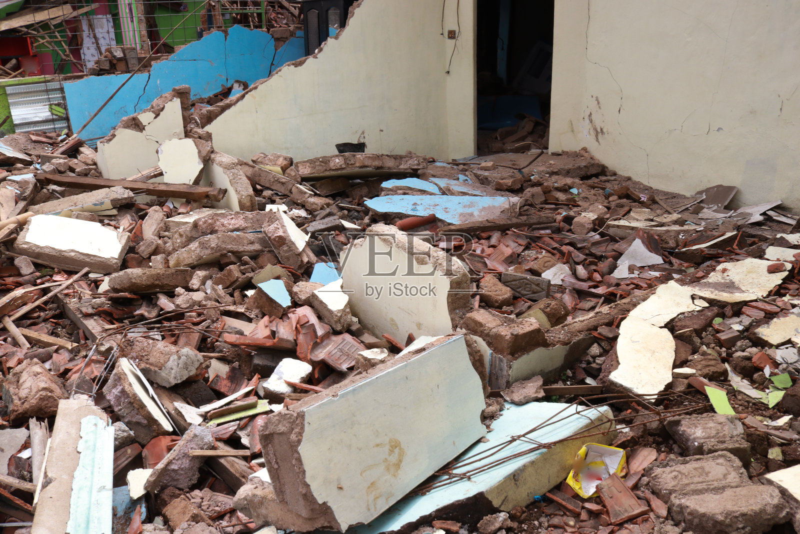 自然灾害造成的房屋废墟照片照片摄影图片