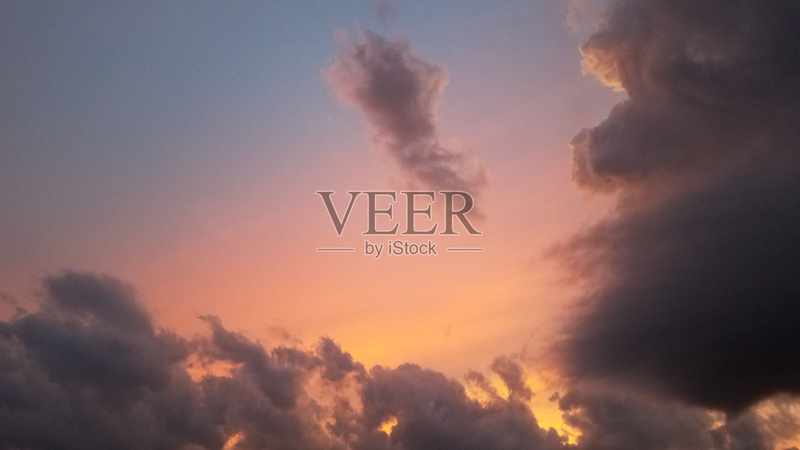 风景秀丽的日落天空布满了浓密的黑云照片摄影图片