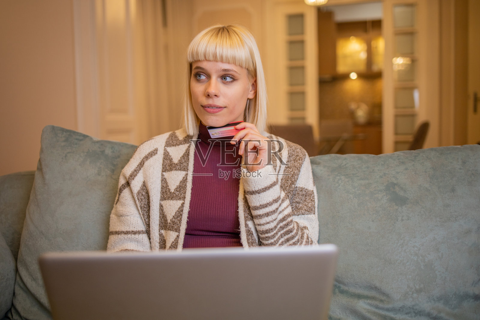 一位女士用她的信用卡在网上购物照片摄影图片