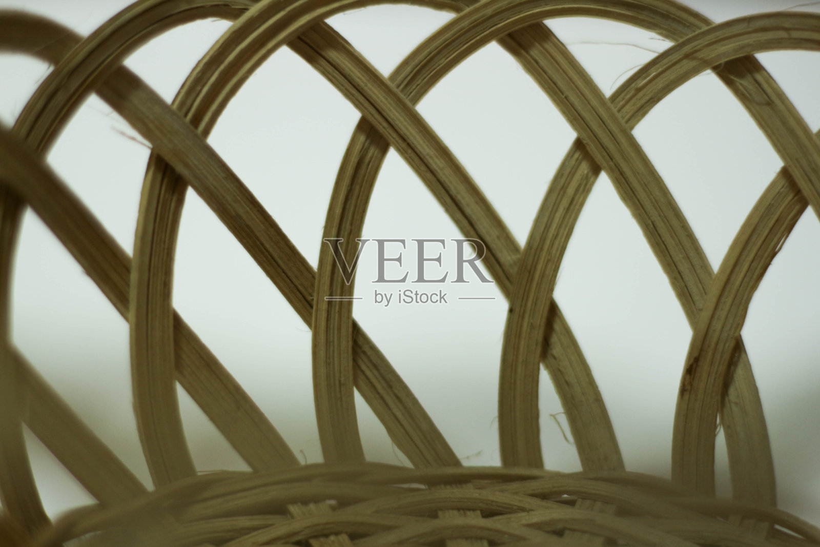 竹子制成的螺旋形容器或篮子边缘的纹理，印尼人通常称之为besek。竹篮是一种用竹编成的工艺品，用来做纪念品。照片摄影图片