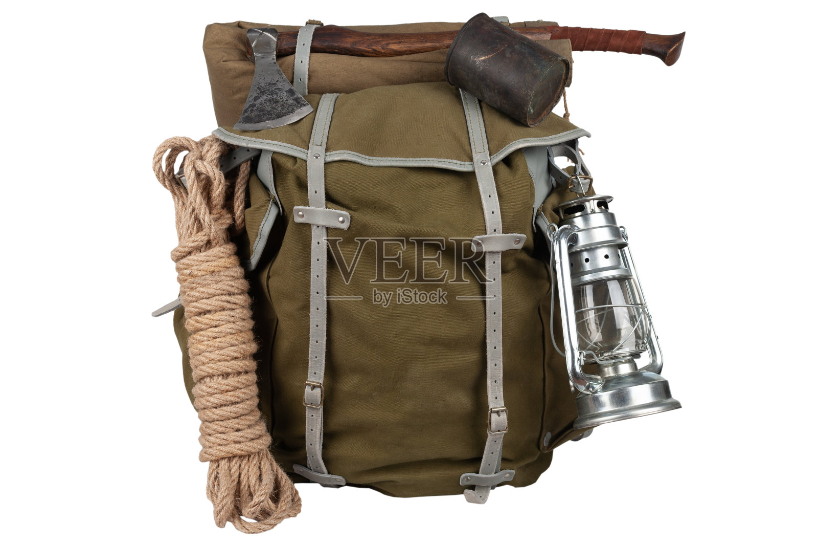 古董复古背包，绳子，茶壶，黄铜马克杯和煤气灯照片摄影图片