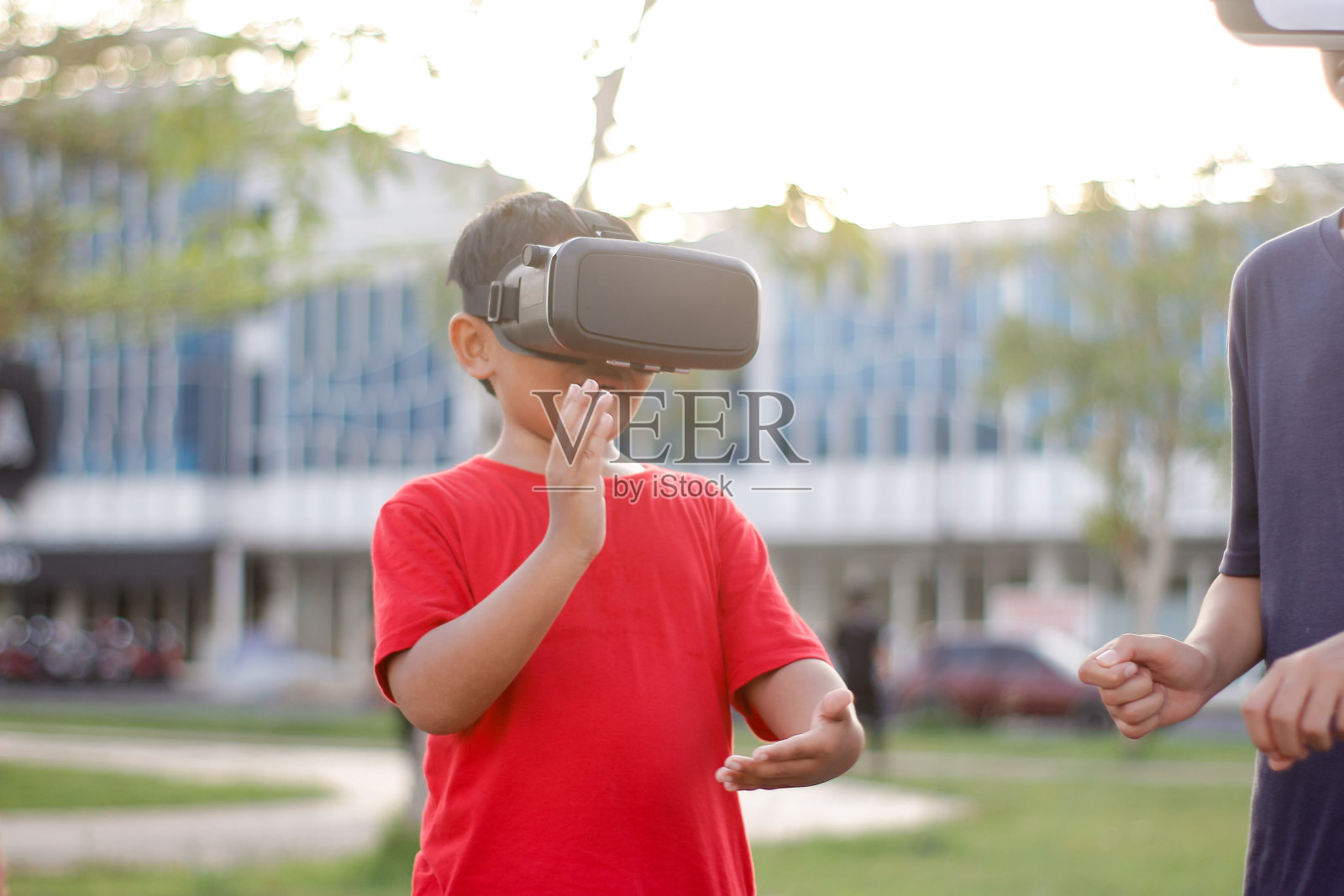 孩子和哥哥在户外玩虚拟现实照片摄影图片