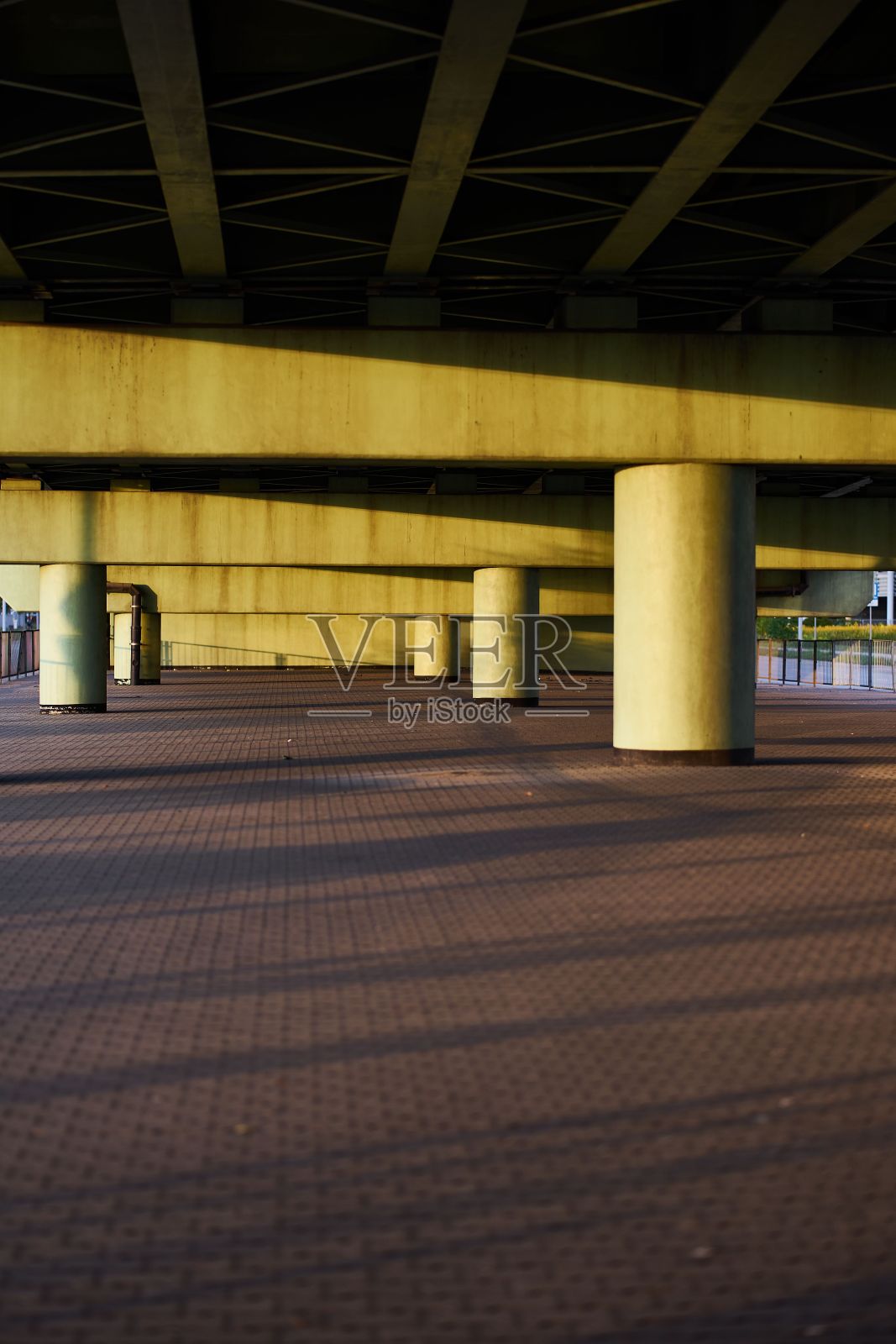 垂直拍摄的空两层停车场和柱子照片摄影图片