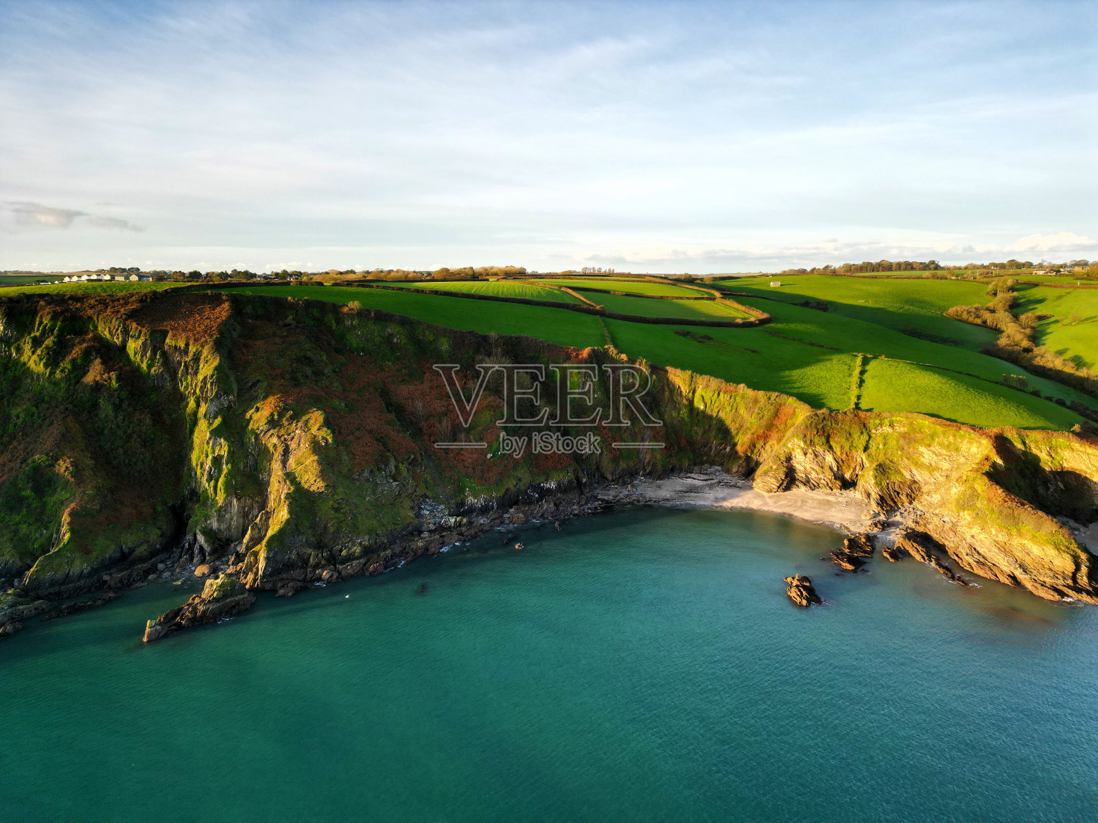 风景优美的早晨航拍的悬崖在康沃尔海岸，锡利群岛照片摄影图片