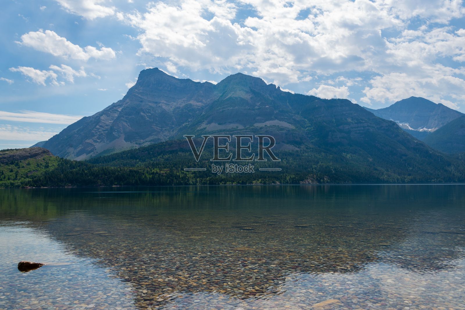 加拿大沃特顿湖国家公园被落基山脉和绿地环绕的景色照片摄影图片